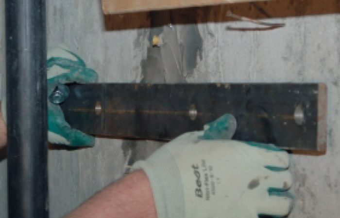 "Réparation de fissures de fondation à Montréal, Laval, Rive-Nord, Laurentides et Rive-Sud par les experts de Goudrons du Québec. Fissures actives ou passives, injection d’époxy et polyuréthane, colmatage, plaques d’acier et boulons d’ancrage, imperméabilisation et drainage de fondation, excavation pour réparation, prévention des infiltrations et protection des sous-sols humides. Soumission gratuite et solution durable pour maisons résidentielles.